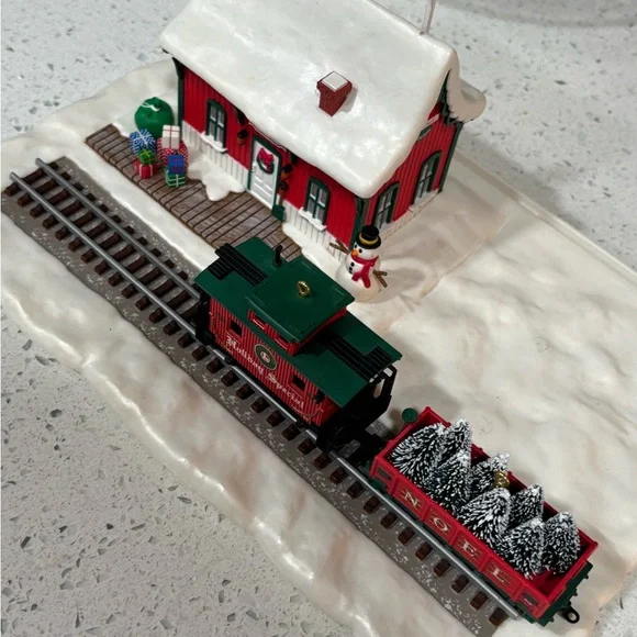 Hallmark Keepsake Club Exclusive - Lionel Holiday Special Train Set (2003) As Is
